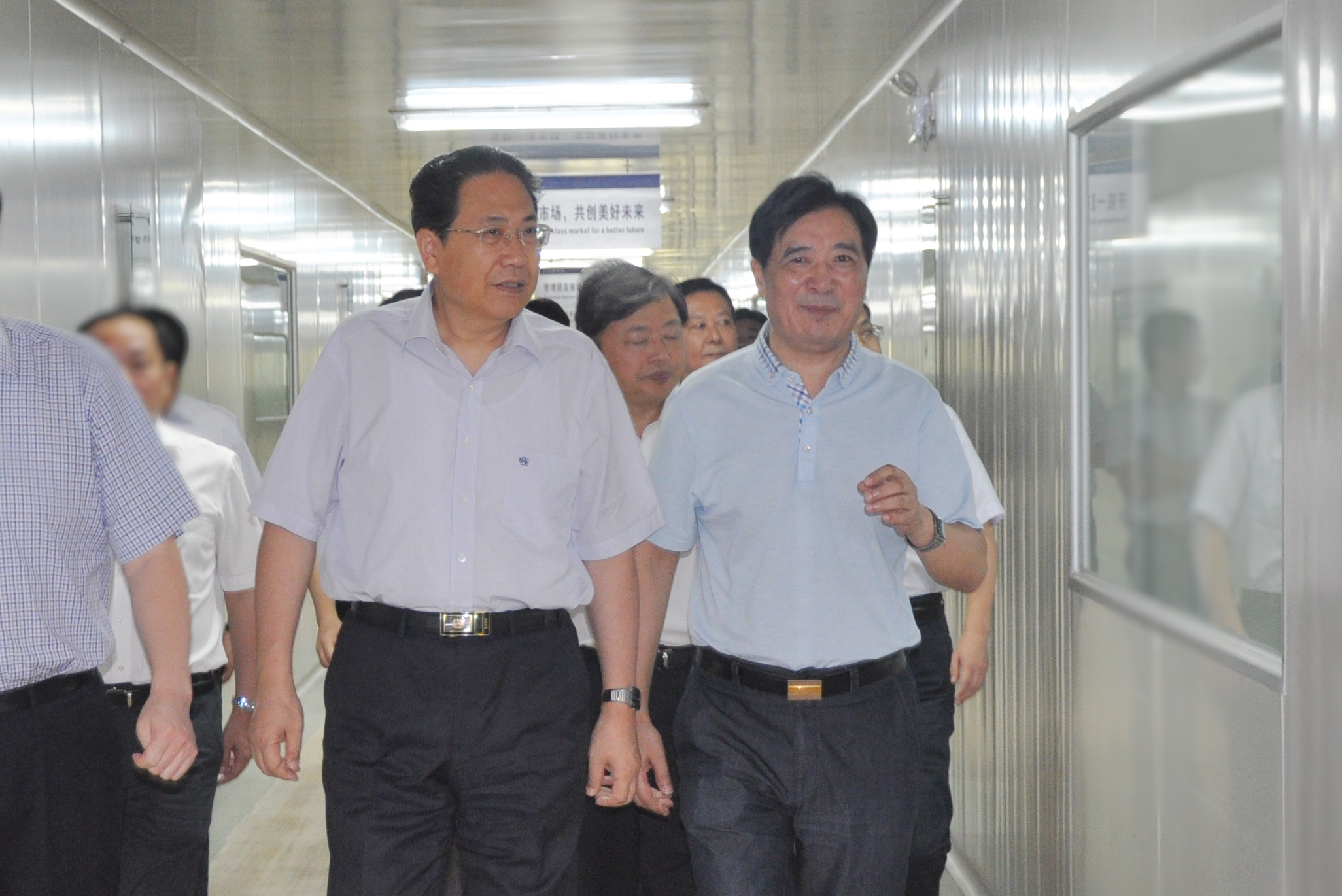 第十四屆全國人大常委會委員、環境與資源保護委員會副主任委員，中央第一生態環境保護督察組組長（時任安徽省委書記）李錦斌蒞臨安徽天康集團調研指導工作