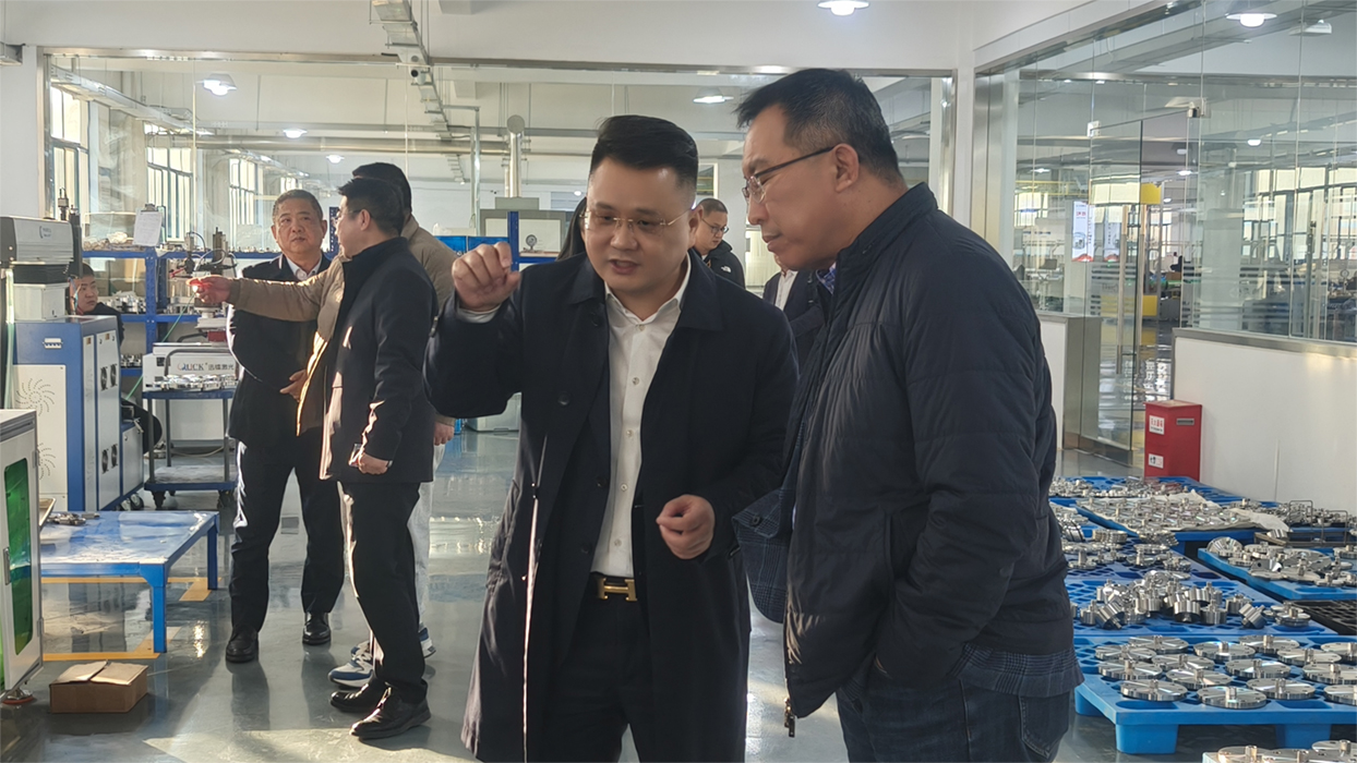 毛總向儀表協(xié)會介紹產(chǎn)品